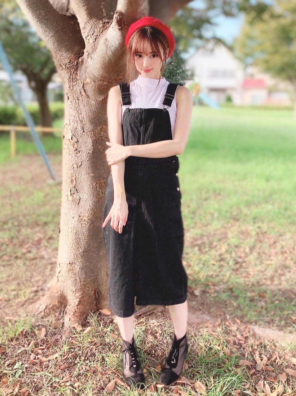 ブラック系のブーツ、レッド系のハンチング/ベレー帽を着用したレディースの秋コーディネートの1枚目の写真