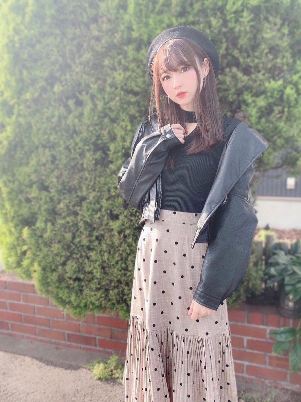 「秋コーデ、秋のコーデ、ブラックコーデ、チョーカートップス、ドットスカート」｜「SNIDELのアイテム（ハンチング/ベレー帽、ブラック系）」を使った、しほみさん（レディース・163cm）の秋コーディネートの1枚目の写真