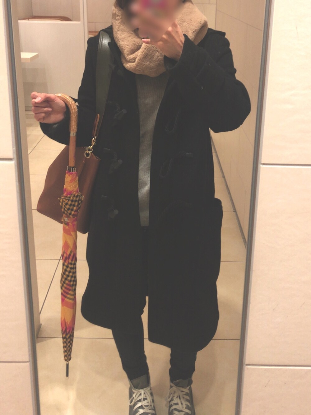 グレー系のニット/セーター、ブルー系のデニムパンツ、グレー系のスニーカーを着用したレディースの冬コーディネートの1枚目の写真