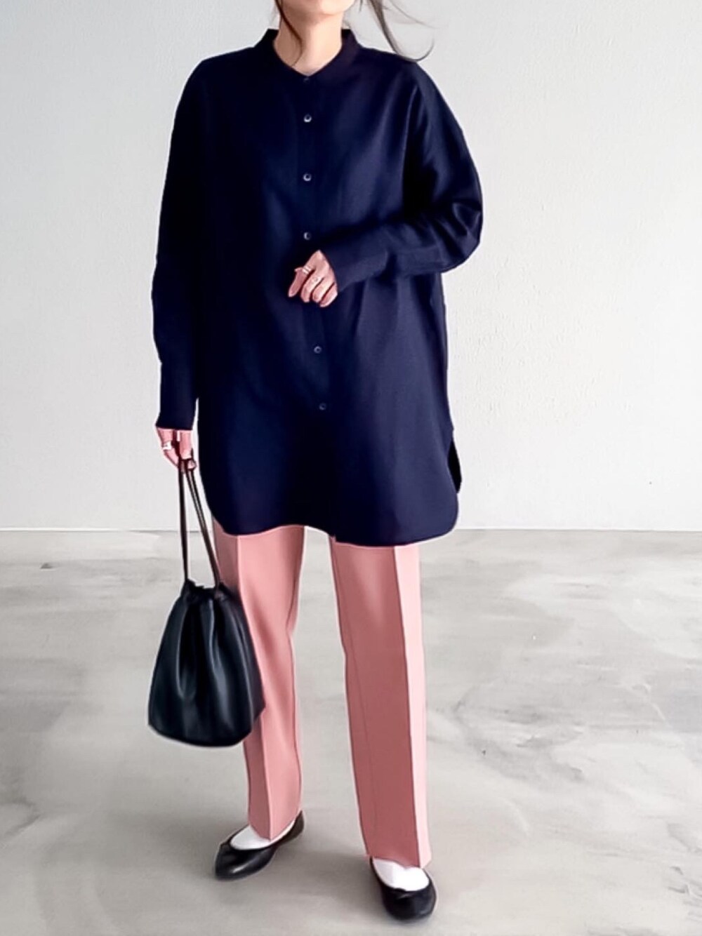 「カラーパンツ、スラックス、シャツ、UNIQLO、春コーデ、低身長コーデ、大人カジュアル、オトナ女子、パンツスタイル、バレーシューズ」｜「UNIQLOのリネンブレンドスタンドカラーチュニック（長袖）（シャツ/ブラウス、ブルー系）」を使った、hitomiさん（レディース・154cm）の冬コーディネートの1枚目の写真