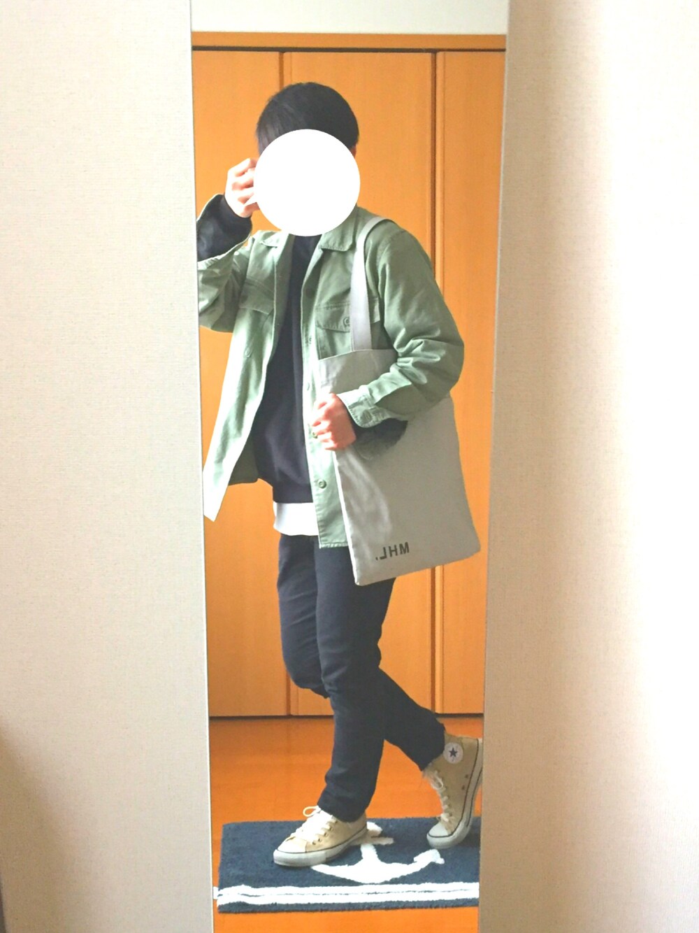 「黒、はるコーデ、GU、トートバッグ、ミニタリー、黒スキニー、converse」｜「CONVERSEのCONVERSE / ALL STAR COTTONRIPSTOP TR HI（スニーカー、ベージュ系）」を使った、しょーごさん（メンズ・168cm）の春コーディネートの1枚目の写真