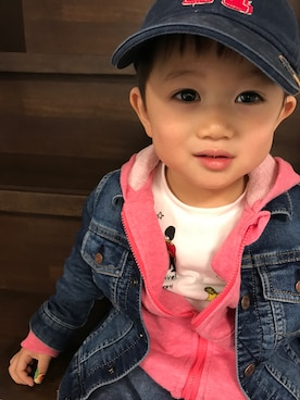 「TOMMY HILFIGER（トミーヒルフィガー）のアイテム（キャップ）」を使った、TOTAさん（キッズ・90cm）の春コーディネート