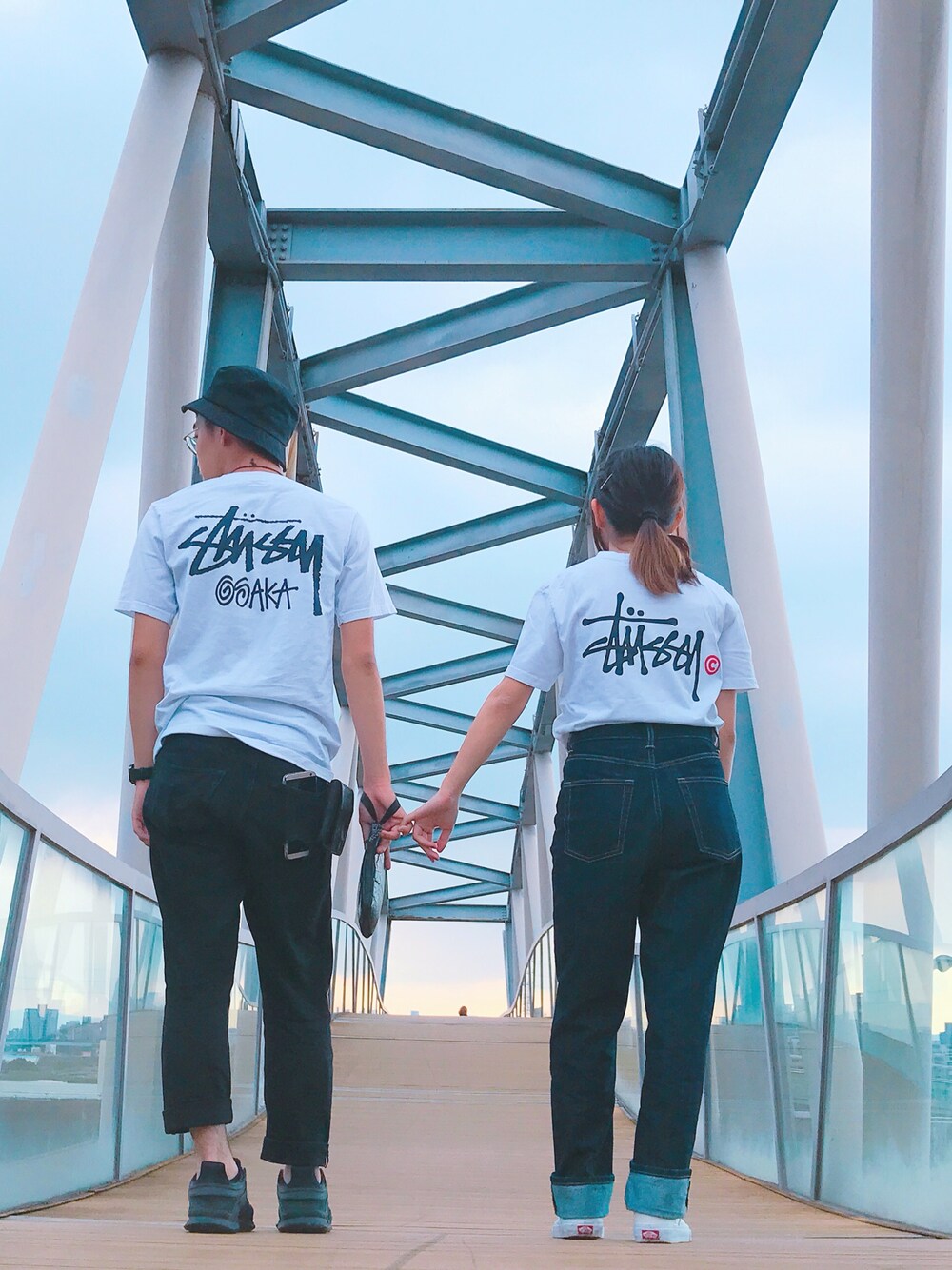 「モノトーンコーデ、ootd、スニーカー、デニム、stussy、カップル、カップルコーデ、夏、夏コーデ、デート」｜「STUSSYのSTUSSY T-shirts（Tシャツ/カットソー、ホワイト系）」を使った、rinoさん（レディース・153cm）の秋コーディネートの1枚目の写真
