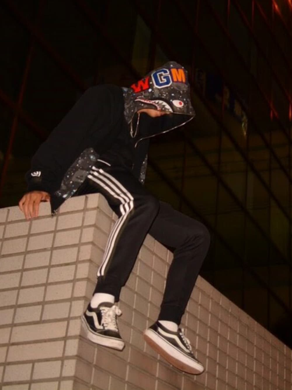 「シャークパーカー、abathingape、Bape、ブラックコーデ、トラックパンツ、アディダス、VANS、oldskool、ストリート、おしゃれさんと繋がりたい」｜「A BATHING APEのSPACE CAMO SHARK FULL ZIP HOODIE（パーカー、ブラック系）」を使った、そまさん（メンズ・172cm）の冬コーディネートの1枚目の写真