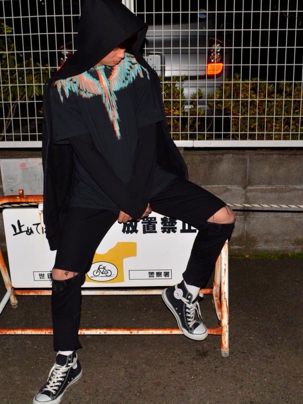 「マルセロバーロン、MARCELO BURLON、ストリート、ブラックコーデ、converse、靴紐ベルト、お洒落さんとつながりたい、フェザー、あけましておめでとうございます！、大学生」｜「MARCELO BURLONのMARCELO BURLON プリントカットソー（Tシャツ/カットソー、ブラック系）」を使った、そまさん（メンズ・172cm）の冬コーディネートの1枚目の写真