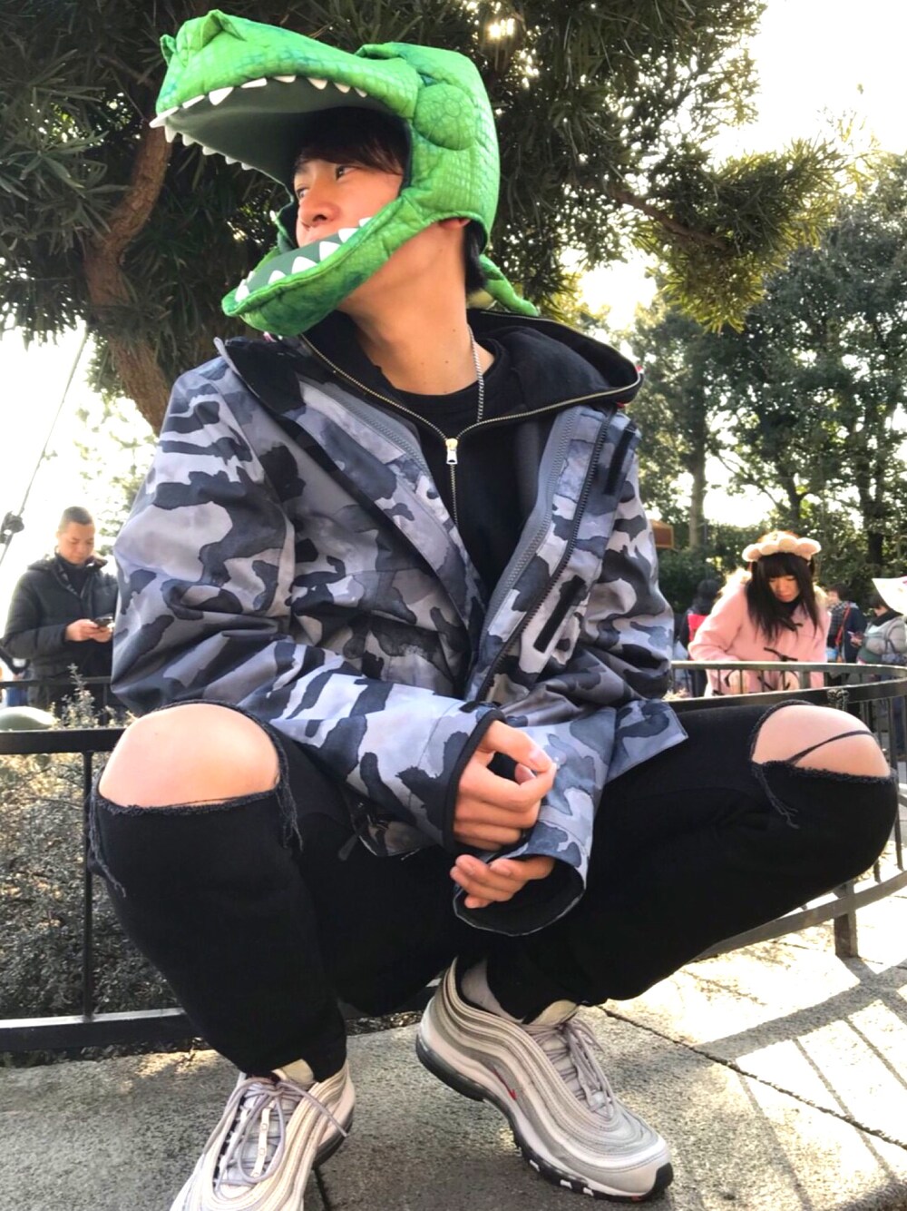 「シャークパーカー、ノースフェイス、エアマックス97、AIRMAX97、abathingape、THE NORTH FACE、ディズニーシー、ストリート、スニーカーコーデ、おしゃれさんと繋がりたい」｜「A BATHING APEのSPACE CAMO SHARK FULL ZIP HOODIE（パーカー、ブラック系）」を使った、そまさん（メンズ・172cm）の冬コーディネートの1枚目の写真