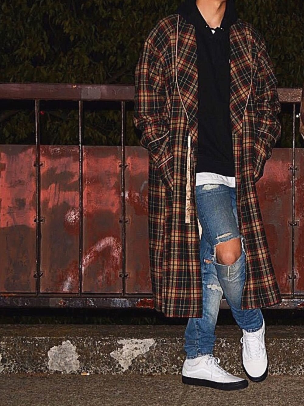 「オールドスクール、VANS、スニーカーコーデ、おしゃれさんと繋がりたい、お洒落さんとつながりたい、ストリート、ストリート系、冬コーデ、大学生、ストリートスタイル」｜「FUCKING AWESOMEのアイテム（パーカー、ブラック系）」を使った、そまさん（メンズ・172cm）の冬コーディネートの1枚目の写真