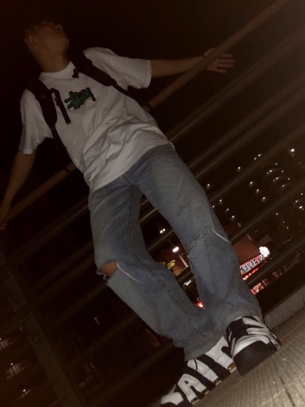 「お洒落さんとつながりたい、ビッグT、スニーカーコーデ、大学生、ストリート、スケータースタイル、シュプリーム、stussy、モアテン」｜「STUSSYのアイテム（Tシャツ/カットソー、グリーン系）」を使った、そまさん（メンズ・172cm）の夏コーディネートの1枚目の写真
