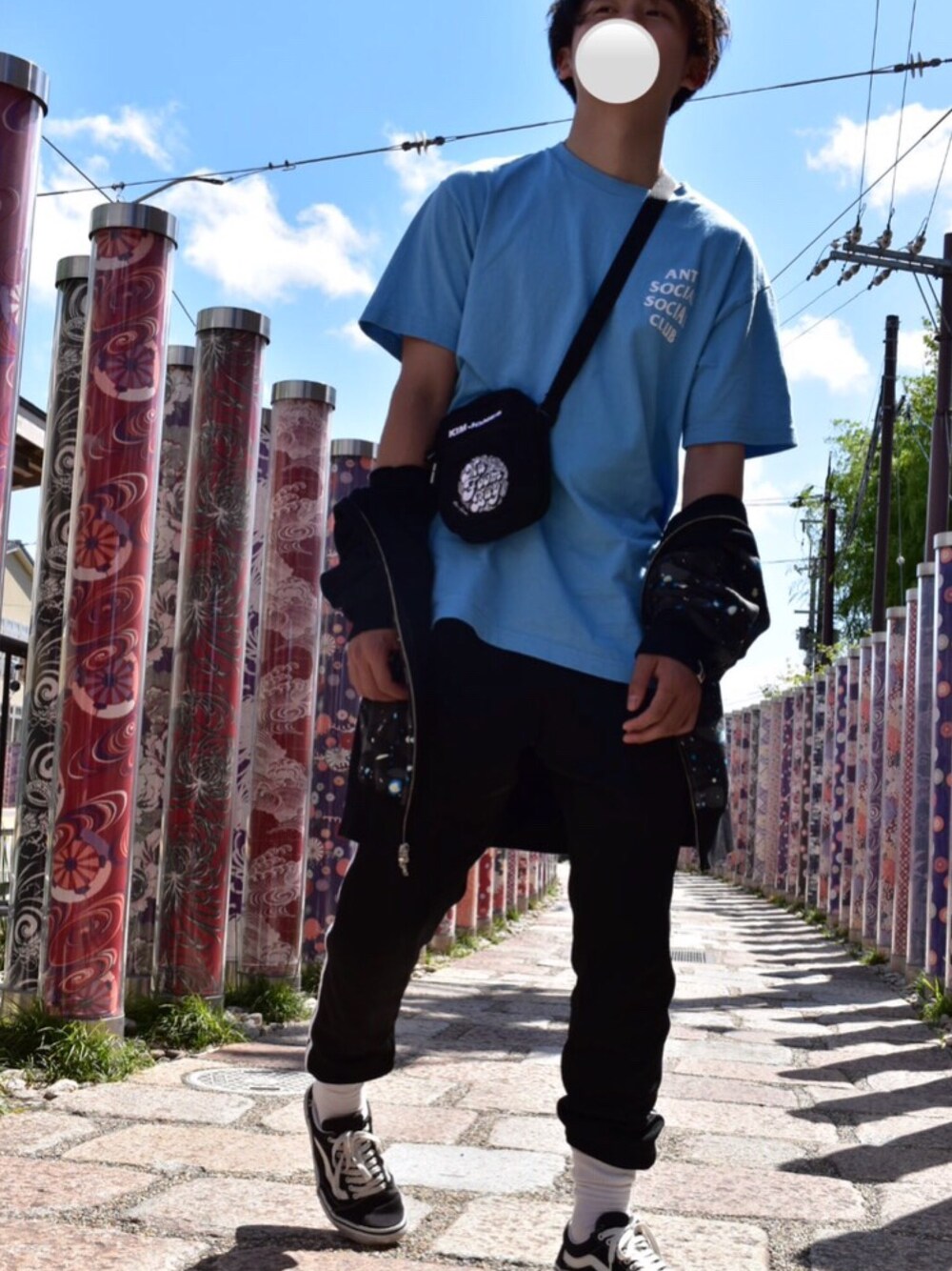 「Tシャツ、antisocialsocialclub、ストリート、おしゃれさんと繋がりたい、シャークパーカー、スニーカーコーデ、オールドスクール、お洒落さんとつながりたい、スニーカー、ootd」｜「ANTI SOCIAL SOCIAL CLUBのアイテム（Tシャツ/カットソー、ブルー系）」を使った、そまさん（メンズ・172cm）の夏コーディネートの1枚目の写真