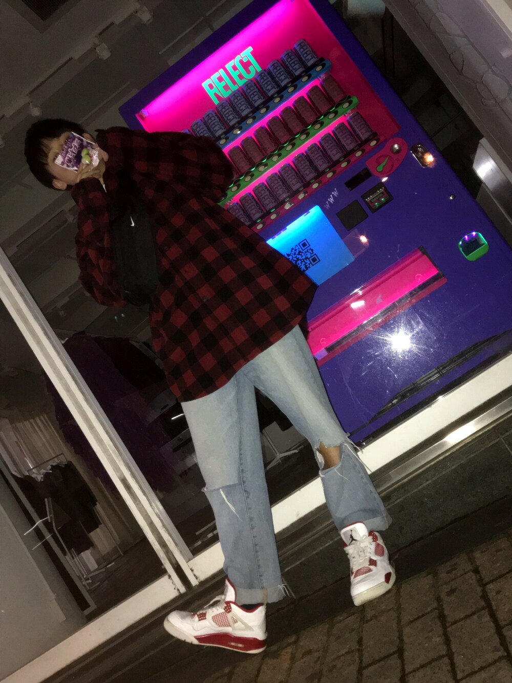「おしゃれさんと繋がりたい、ストリート、スニーカーコーデ、AIR JORDAN、AJ4、alternative、大学生、スニーカー、オーバーサイズシャツ、原宿」｜「NIKEのアイテム（スニーカー、レッド系）」を使った、そまさん（メンズ・172cm）の冬コーディネートの1枚目の写真