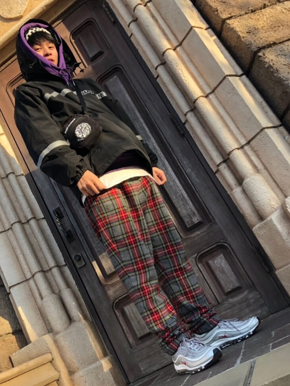 「ストリート、AIRMAX97、supreme、シュプリーム、チェックパンツ、冬コーデ、オーバーサイズ、おしゃれさんと繋がりたい、パーカー、ディズニー」｜「glambのLuca check pants（その他パンツ、レッド系）」を使った、そまさん（メンズ・172cm）の冬コーディネートの1枚目の写真