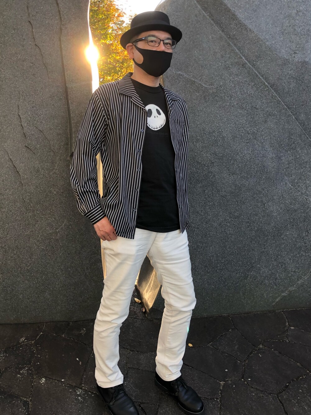 「wearhalloween2020、ツートーン、ハット、ストライプシャツ、ハットコーデ、ストライプ」｜「メルカリのメルカリで1250円（シャツ/ブラウス、ブラック系）」を使った、カツキイサムさん（メンズ・177cm）の秋コーディネートの1枚目の写真
