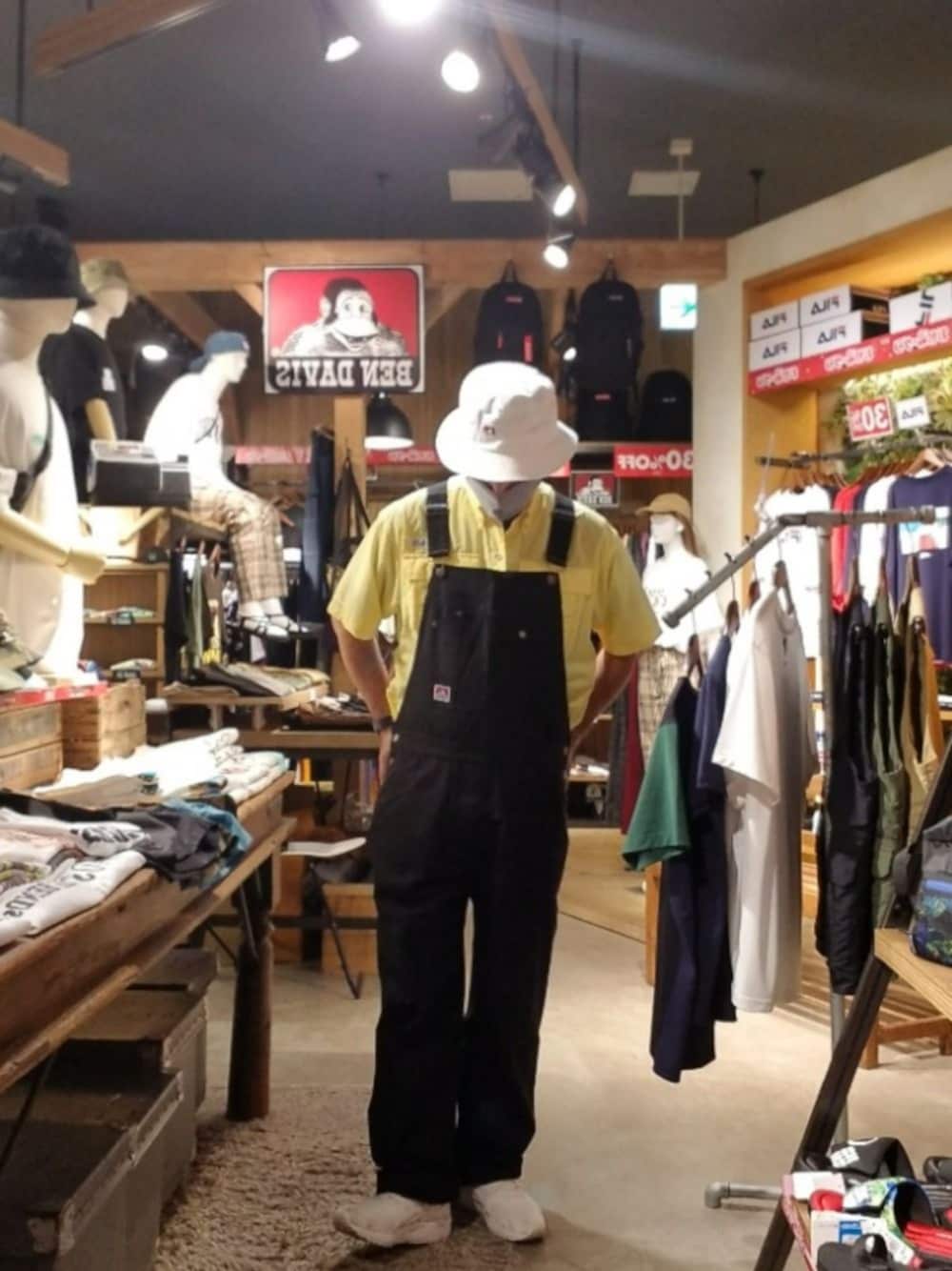 「オーバーオール、大人カジュアル、大人コーデ、BEN DAVIS、バケットハット、ビッグシャツ、モノトーン」｜「BEN DAVIS/WHITE LABELのBEN DAVIS （ ベンデイビス ）/コットンオーバーオール（サロペット/オーバーオール、ブラック系）」を使った、iuriurさん（メンズ・175cm）の夏コーディネートの1枚目の写真