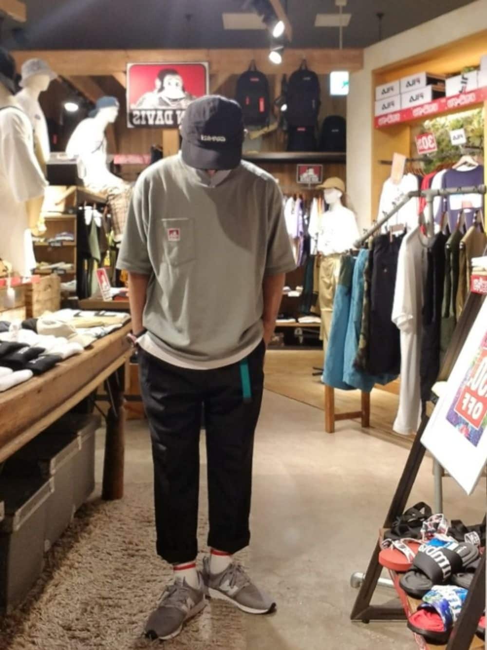 「リラックススタイル、大人カジュアル、大人コーデ、BEN DAVIS、スラックス、ビッグシルエット、ビッグT、スニーカー×靴下、夏コーデ、モノトーンコーデ」｜「BEN DAVIS/WHITE LABELのアイテム（Tシャツ/カットソー、グリーン系）」を使った、iuriurさん（メンズ・175cm）の夏コーディネートの1枚目の写真