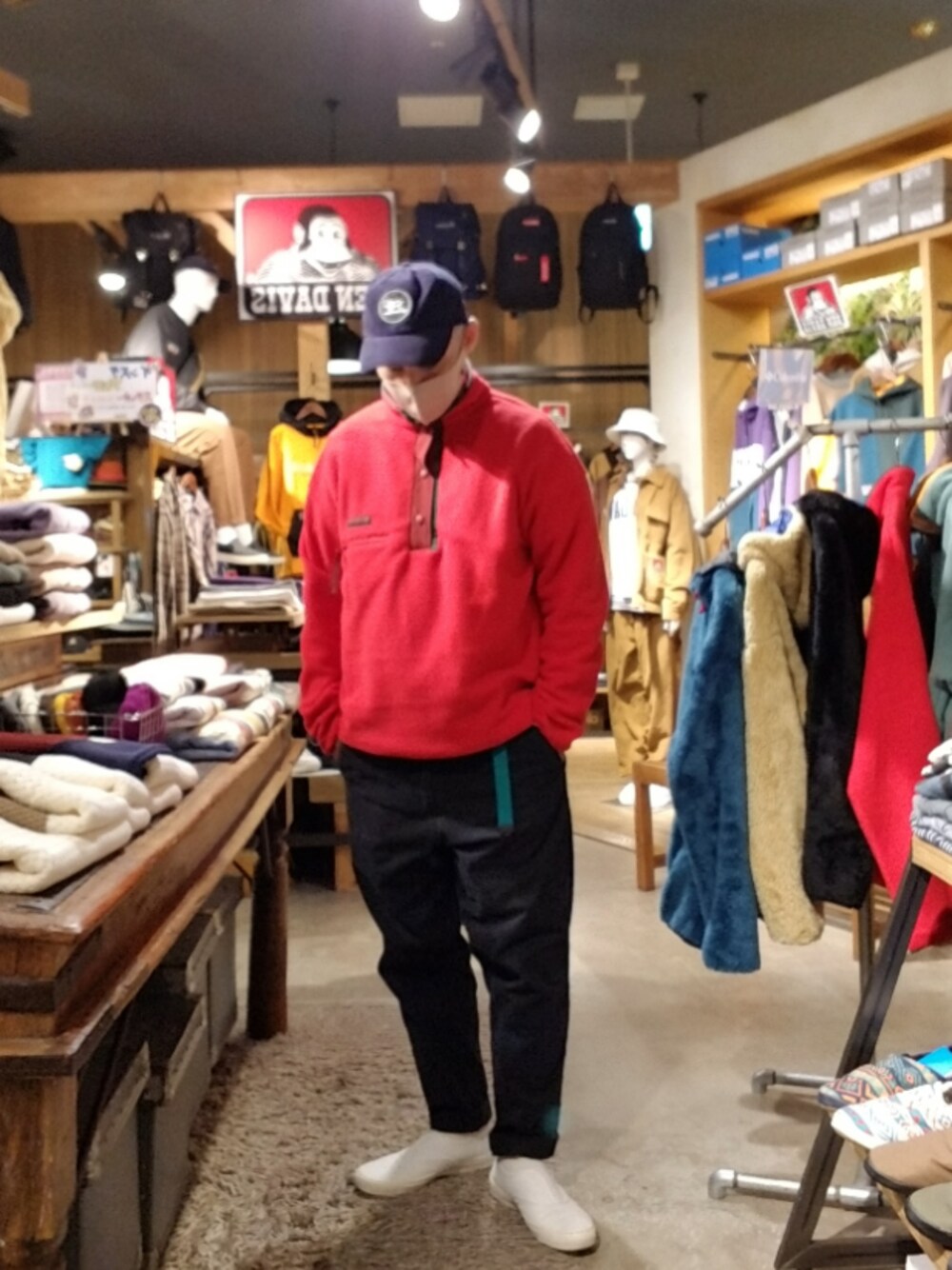 「休日スタイル、シンプルコーデ、レッド、大人コーデ、コロンビア、レトロ、フリース、ワイドパンツ、スリッポン、BEN DAVIS」｜「The Endless SummerのBUHI CORDUROY CAP（キャップ、ブルー系）」を使った、iuriurさん（メンズ・175cm）の秋コーディネートの1枚目の写真
