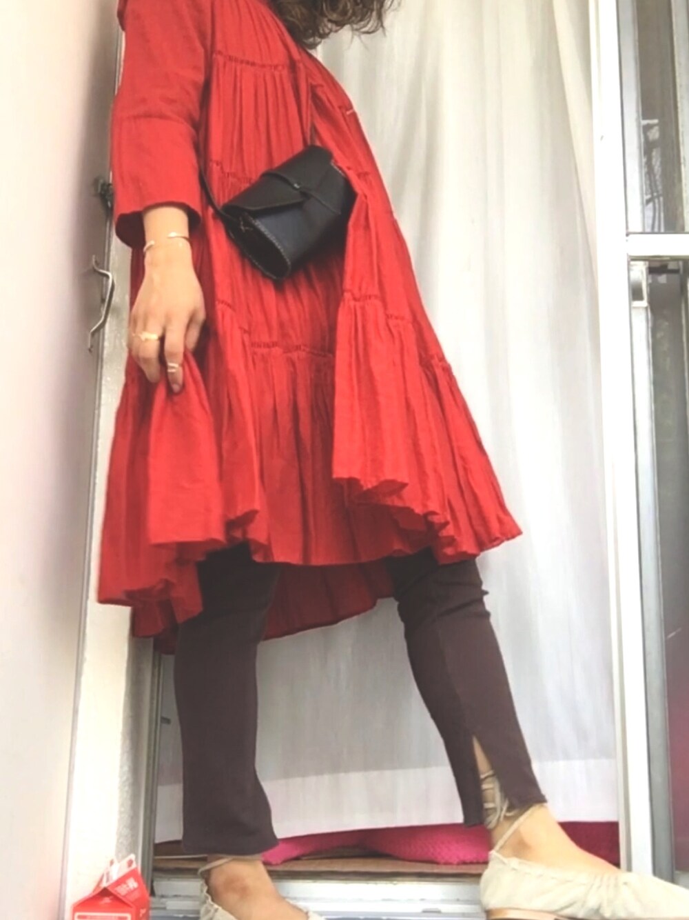 「休日スタイル、オトナカジュアル、シンプル、パンツスタイル、ワンピース、シンプル派手、おしゃれさんと繋がりたい、大人ガーリー、赤ドレス、カジュアルコーデ」｜「FREAK'S STOREのne quittez pas／ヌキテパ　別注 ミニティアードワンピース（ワンピース、レッド系）」を使った、anitaさん（レディース・153cm）の春コーディネートの1枚目の写真