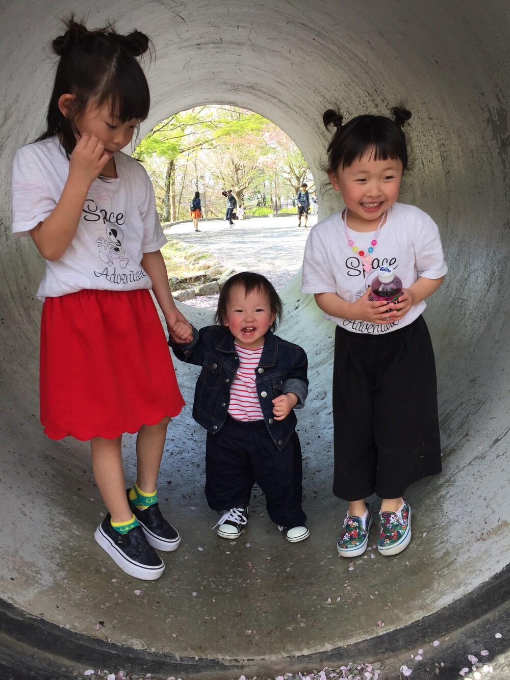 「姉妹コーデ、姉妹オソロ、リンクコーデ」｜「apres les coursのラップワイドパンツ(8分丈)（その他パンツ、ブルー系）」を使った、akkoさん（キッズ・110cm）の春コーディネートの1枚目の写真