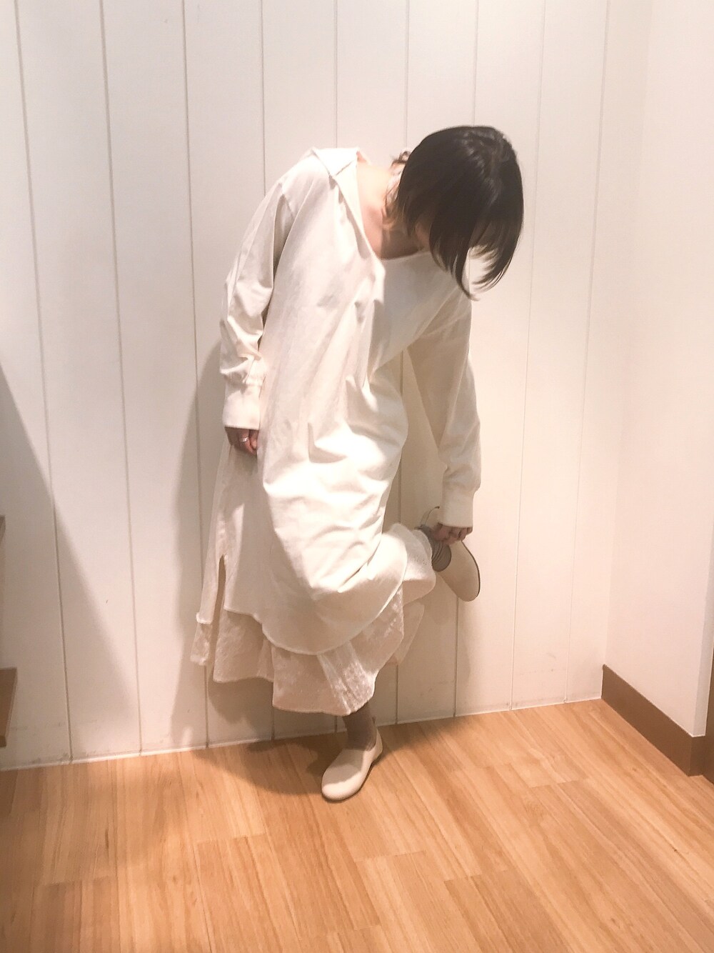 ホワイト系のワンピース、ホワイト系のスカート、ホワイト系のスリッポンを着用したレディースの春コーディネートの1枚目の写真