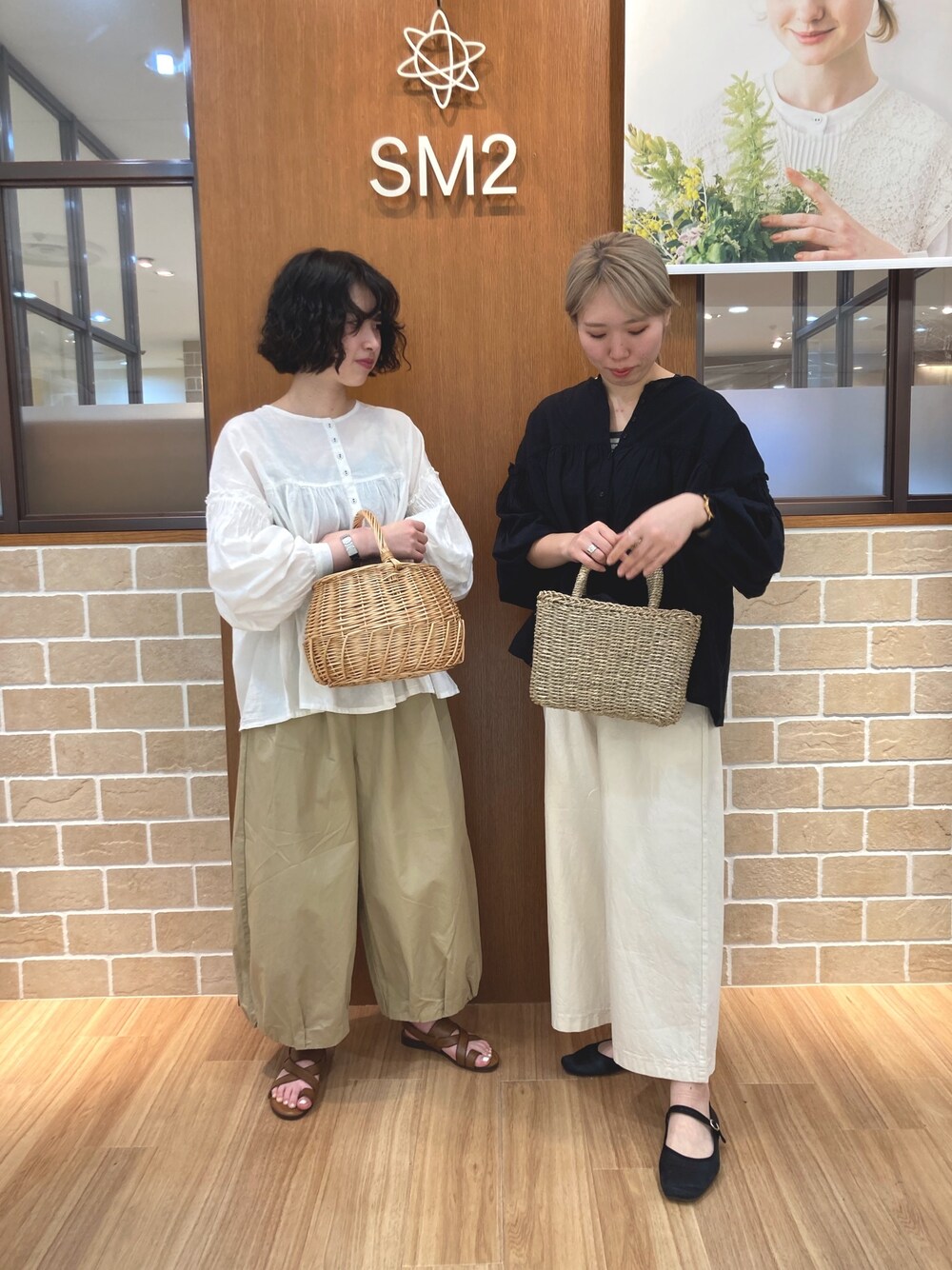 ホワイト系のシャツ/ブラウス、ブラック系のシャツ/ブラウス、ホワイト系のその他パンツを着用したレディースの春コーディネートの1枚目の写真