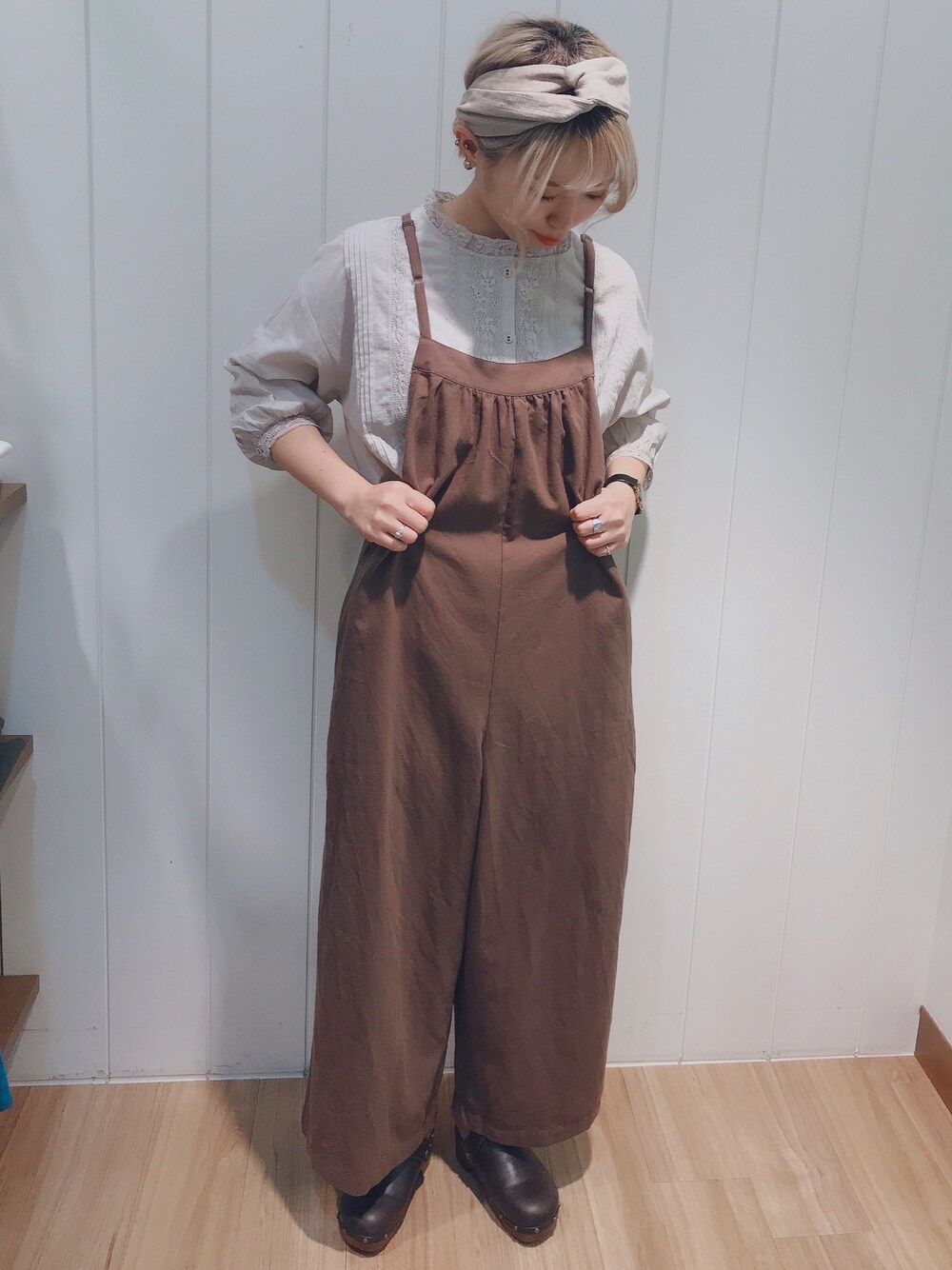 ブラウン系のサロペット/オーバーオール、ベージュ系のシャツ/ブラウス、ブラウン系のサンダルを着用したレディースの春コーディネートの1枚目の写真