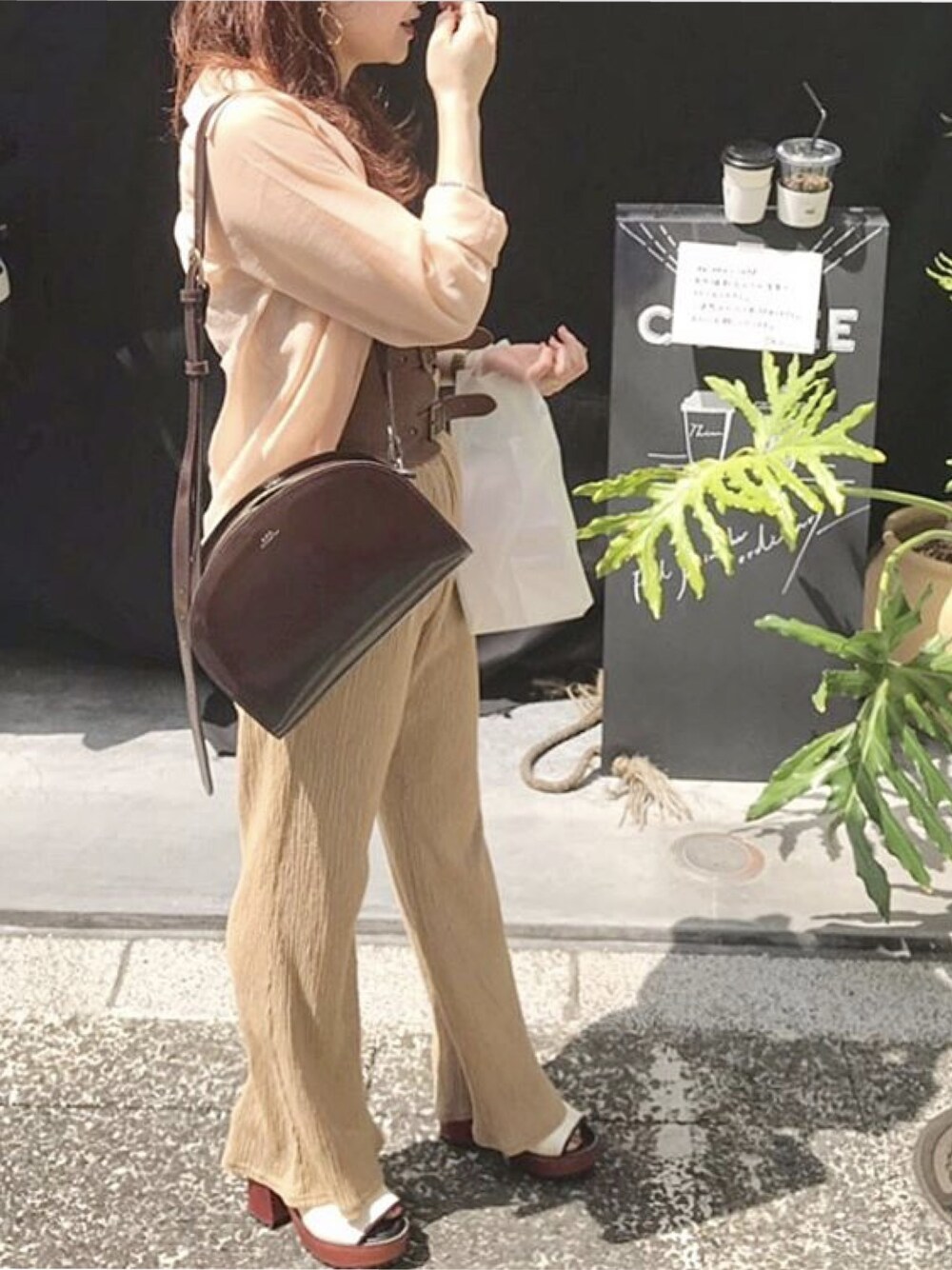 「低身長、低身長コーデ、140cm、Sサイズ、春、大人カジュアル、くすみカラー」｜「FLEUR DE KALINAのアイテム（その他パンツ、ベージュ系）」を使った、yukikosekiさん（レディース・140cm）の冬コーディネートの1枚目の写真