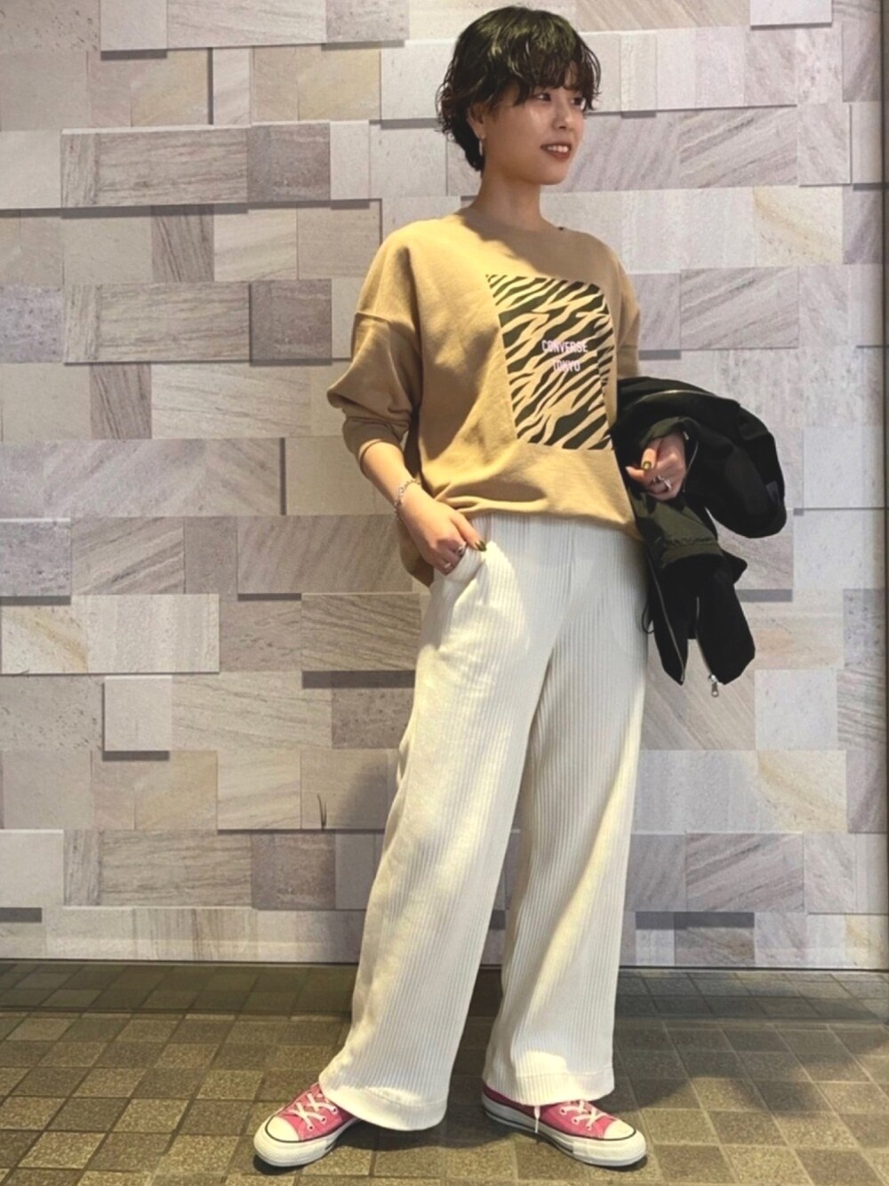 「秋冬コーデ、秋のマイ旬スタイル、今日のコーデ、大人カジュアル、楽チンコーデ、ベージュ、スウェット、リブパンツ、CONVERSE TOKYO、コンバース」｜「CONVERSE TOKYOのゼブラプリントスウェット（スウェット、ベージュ系）」を使った、SARINAさん（レディース・167cm）の秋コーディネートの1枚目の写真