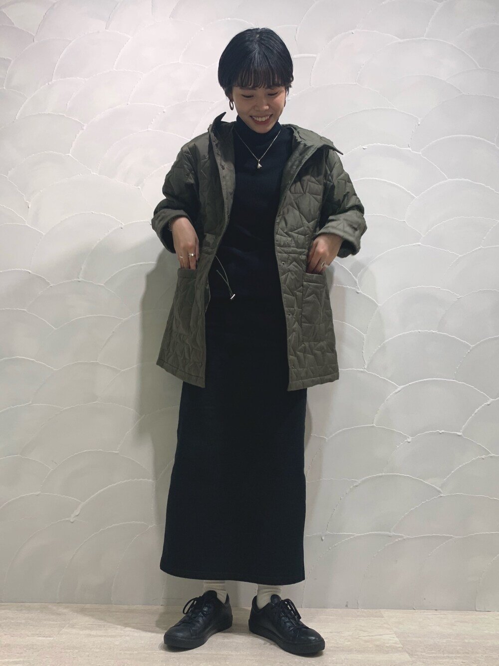 「シンプル、大人コーデ、大人カジュアル、ロングスカート、冬コーデ、アウター、CONVERSE TOKYO、コンバース」｜「CONVERSE TOKYOの★キルティングブルゾン（ブルゾン、グリーン系）」を使った、SARINAさん（レディース・168cm）の秋コーディネートの1枚目の写真