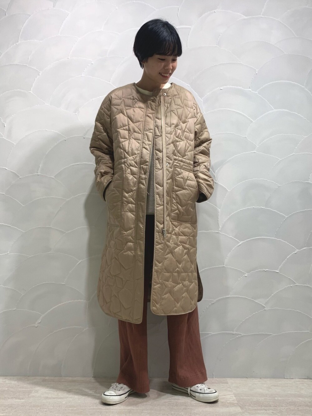 「オトナカジュアル、カジュアル、パンツスタイル、冬コーデ、アウター、コート、スニーカー、CONVERSE TOKYO、コンバース」｜「CONVERSE TOKYOの★キルティングコート（その他アウター、ベージュ系）」を使った、SARINAさん（レディース・168cm）の秋コーディネートの1枚目の写真