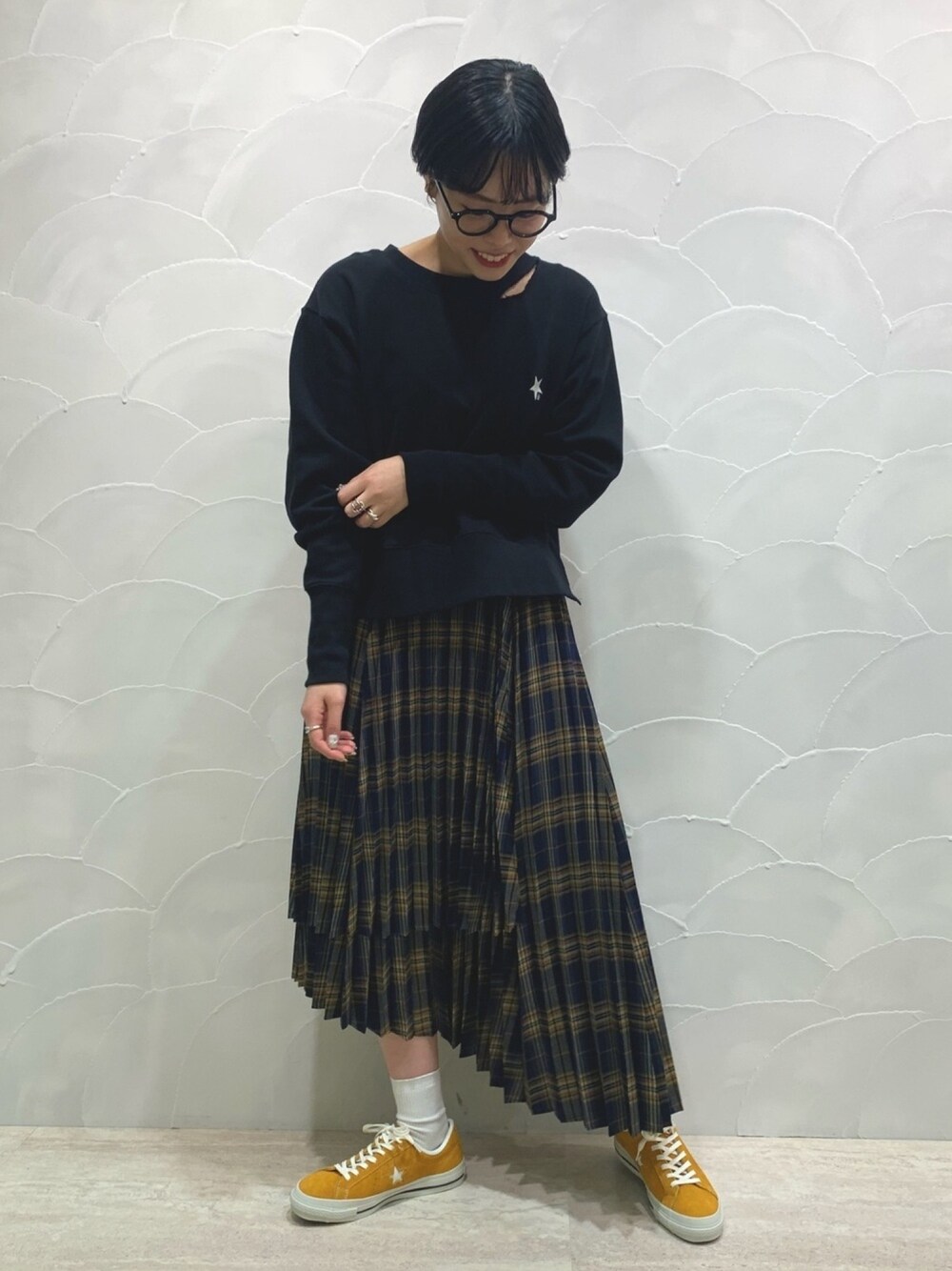 「大人カジュアル、シンプル、カジュアル、スニーカー、チェック、秋のコーデ、ラクチンコーデ、スウェット、CONVERSE TOKYO、コンバース」｜「CONVERSE TOKYOの製品洗いスウェット（スウェット、ブラック系）」を使った、SARINAさん（レディース・168cm）の秋コーディネートの1枚目の写真