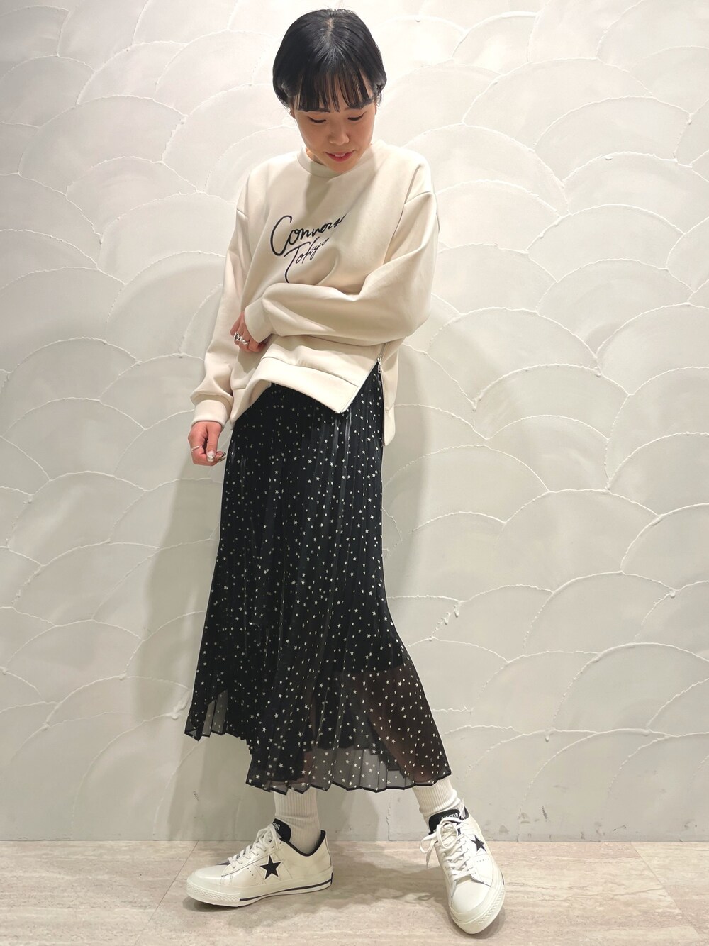 「今日のコーデ、大人カジュアル、きれいめカジュアル、冬コーデ、モノトーン、スカート、CONVERSE TOKYO、コンバース」｜「CONVERSE TOKYOのサイドファスナーダンボールニット（スウェット、ホワイト系）」を使った、SARINAさん（レディース・168cm）の冬コーディネートの1枚目の写真