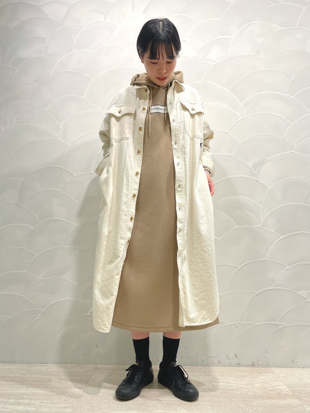 「カジュアル、休日スタイル、大人カジュアル、シンプル、ブラウン、ワンピース、スニーカー、CONVERSE TOKYO、コンバース」｜「CONVERSE TOKYOのオリジナルプレートワンピース（ワンピース、ベージュ系）」を使った、SARINAさん（レディース・168cm）の冬コーディネートの1枚目の写真