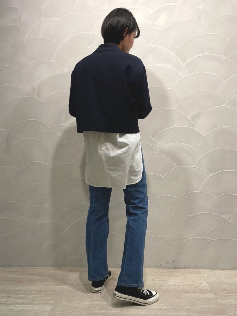 「カジュアル、着回しコーデ、デニムパンツ、ジャケット、ブラウス、休日スタイル、春コーデ、大人カジュアル、CONVERSE TOKYO、コンバース」｜「CONVERSE TOKYOのショートテーラードジャケット（テーラードジャケット、ブルー系）」を使った、SARINAさん（レディース・168cm）の冬コーディネートの1枚目の写真