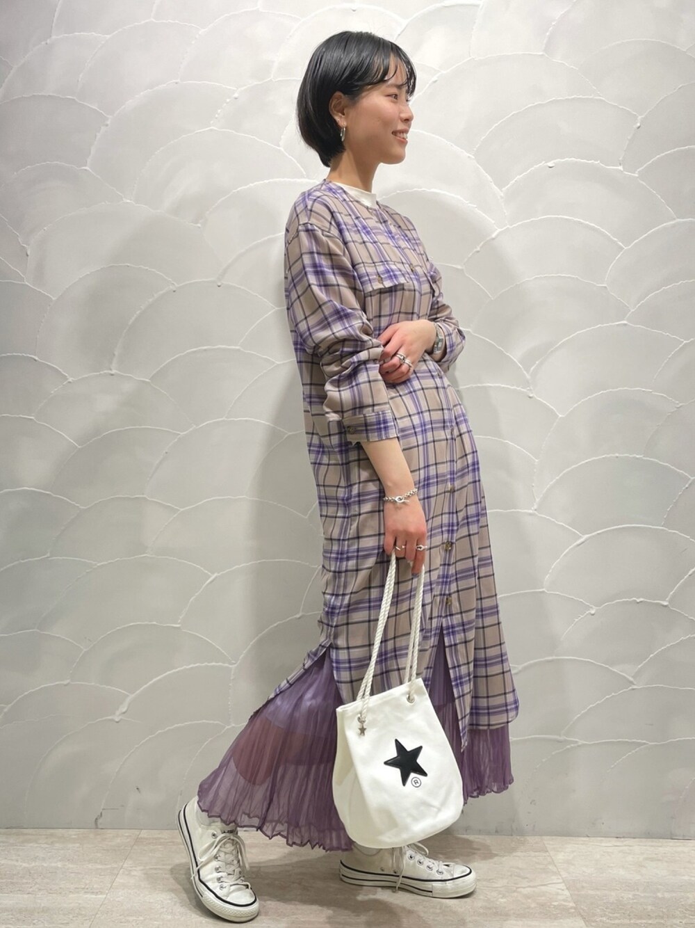 「大人カジュアル、シンプル、春コーデ、レイヤードスタイル、ワンピース、シャツワンピ、スカート、チェック、CONVERSE TOKYO、コンバース」｜「CONVERSE TOKYOのノーカラーチェックワンピース（シャツワンピース、パープル系）」を使った、SARINAさん（レディース・168cm）の冬コーディネートの1枚目の写真