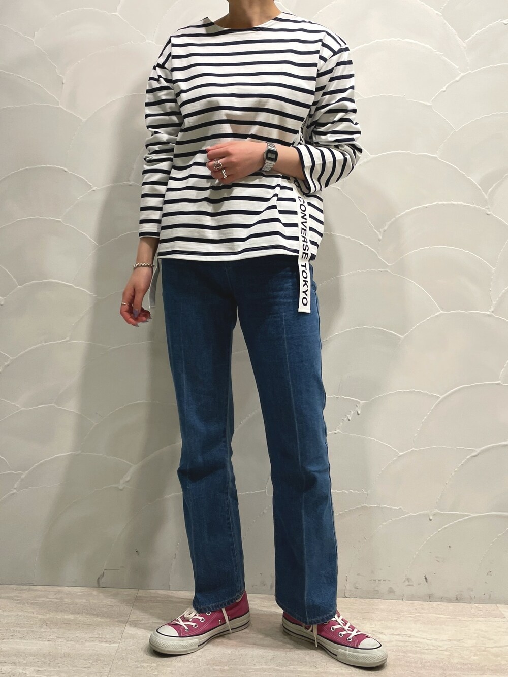 「今日のコーデ、大人カジュアル、カジュアル、春コーデ、デニムパンツ、ボーダー、シンプル、スニーカー、CONVERSE TOKYO、コンバース」｜「CONVERSE TOKYOのボーダー×テープスウェット（スウェット、ブルー系）」を使った、SARINAさん（レディース・168cm）の冬コーディネートの1枚目の写真