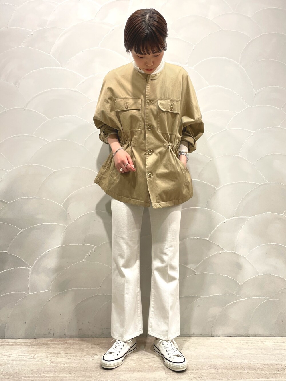 「カジュアル、シンプル、春アウター、デニム、アウター、大人カジュアル、スニーカーコーデ、ベージュ、CONVERSE TOKYO、コンバース」｜「CONVERSE TOKYOのノーカラーブルゾン（ブルゾン、ベージュ系）」を使った、SARINAさん（レディース・168cm）の春コーディネートの1枚目の写真
