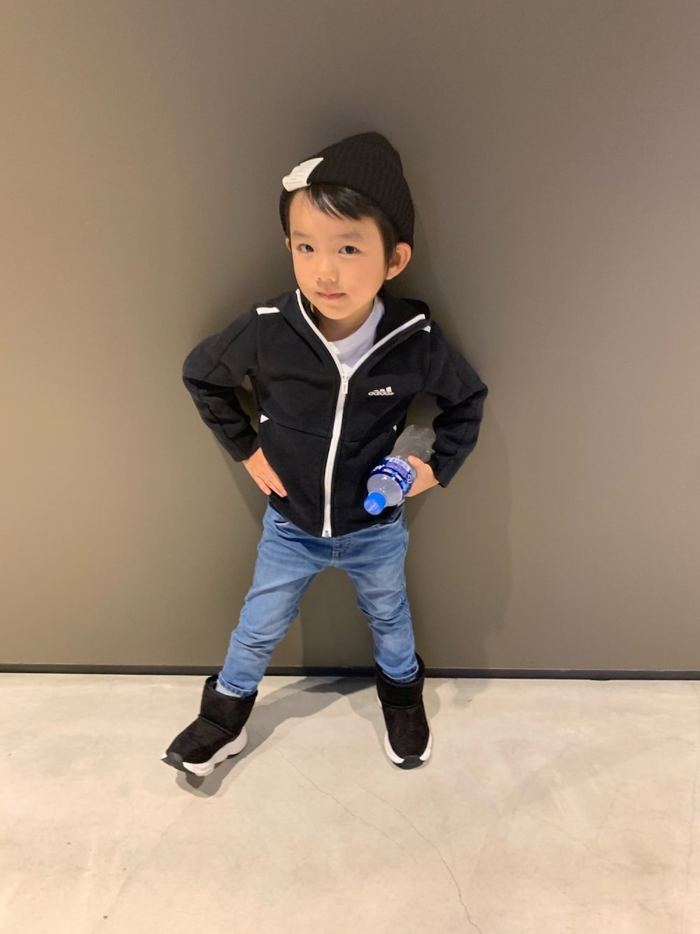 「秋のコーデ、男の子、キッズファッション」｜「adidasのアイテム（ジャケット/アウター、ブラック系）」を使った、2kidscodeさん（キッズ・110cm）の秋コーディネートの1枚目の写真