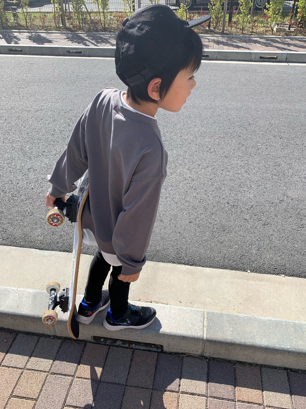「保育園コーデ、スケボースタイル、保育園児、保育園スタイル、秋のコーデ」｜「GLOBAL WORKの【キッズ】速乾DRYレイヤード/918336（Tシャツ/カットソー、グレー系）」を使った、2kidscodeさん（キッズ・110cm）の秋コーディネートの1枚目の写真