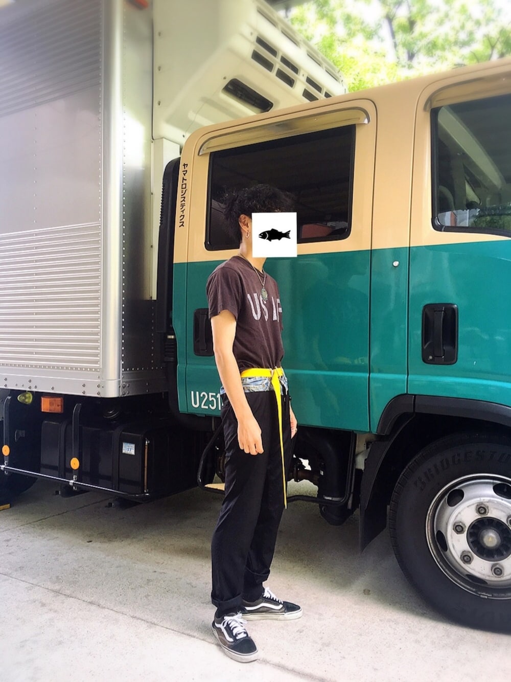 ブラック系のTシャツ/カットソー、ブラック系のデニムパンツ、ブラック系のスニーカーを着用したメンズの夏コーディネートの1枚目の写真