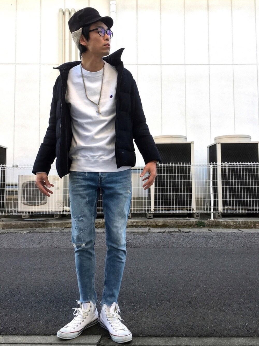 「オトナカジュアル、ダウンジャケット、ダメージデニムパンツ、トレーナー、キャップ、ハイカットスニーカー、converse、チャンピオン、めがね」｜「SHIPS GENERAL SUPPLYのSHIPS GENERAL SUPPLY(シップス ジェネラルサプライ): 【GORE-TEX】シングル/ショート ダウンジャケット■（ダウンジャケット/コート、ブルー系）」を使った、u-jさん（メンズ・180cm）の冬コーディネートの1枚目の写真