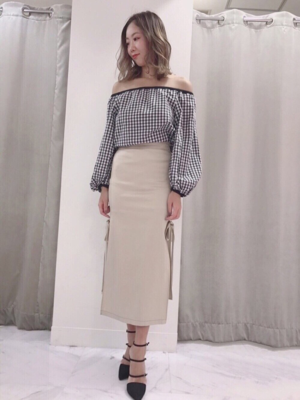 「JILLSTUART、オトナカジュアル、ギンカムチェック、タイトスカート」｜「JILL STUARTのマライアボリュームスリーブブラウス（シャツ/ブラウス、ブラック系）」を使った、yamaさん（レディース・165cm）の冬コーディネートの1枚目の写真