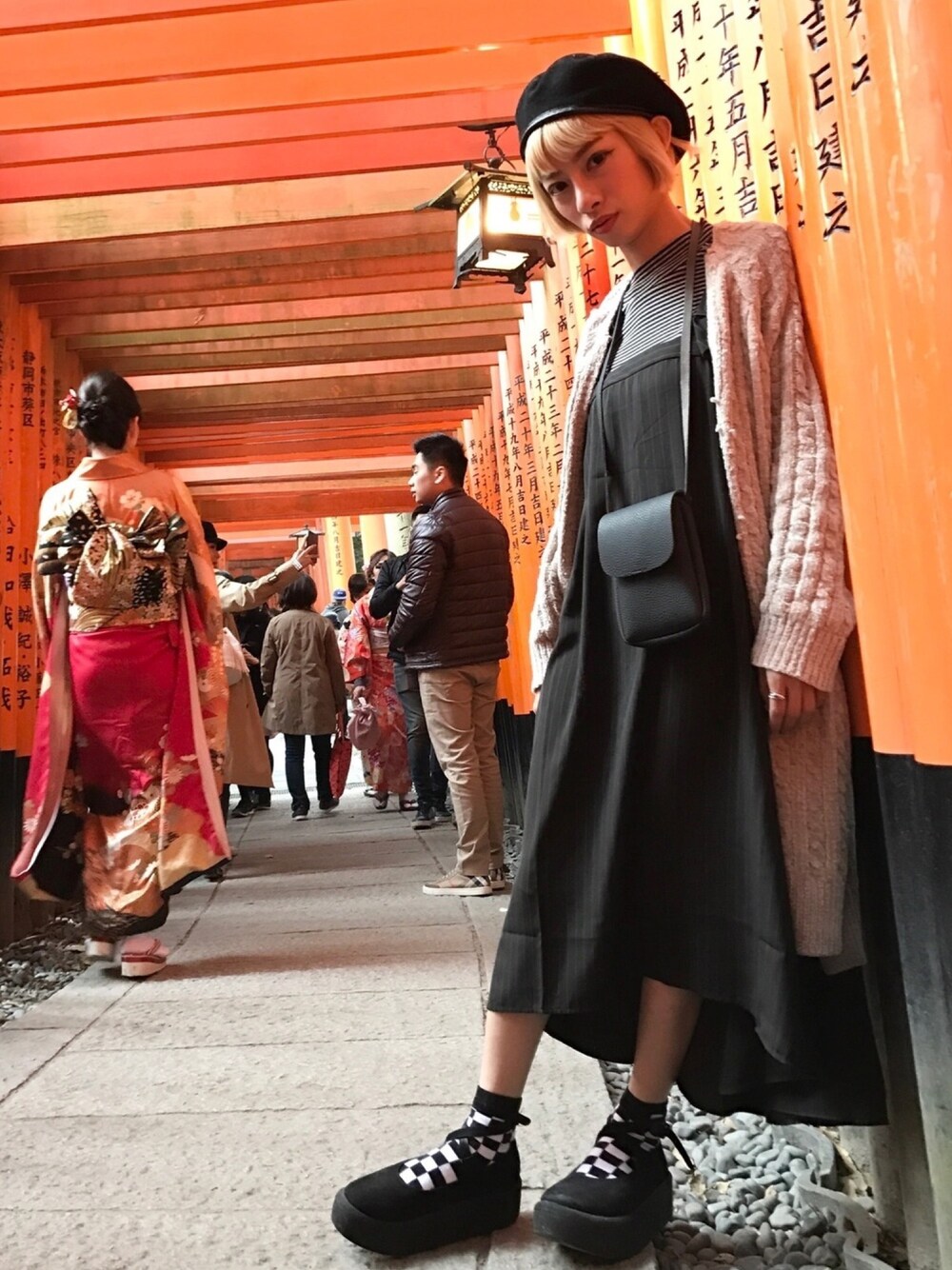 ブラック系のその他シューズ、ブラック系のワンピース/ドレス、ベージュ系のその他アウターを着用したレディースの夏コーディネートの1枚目の写真