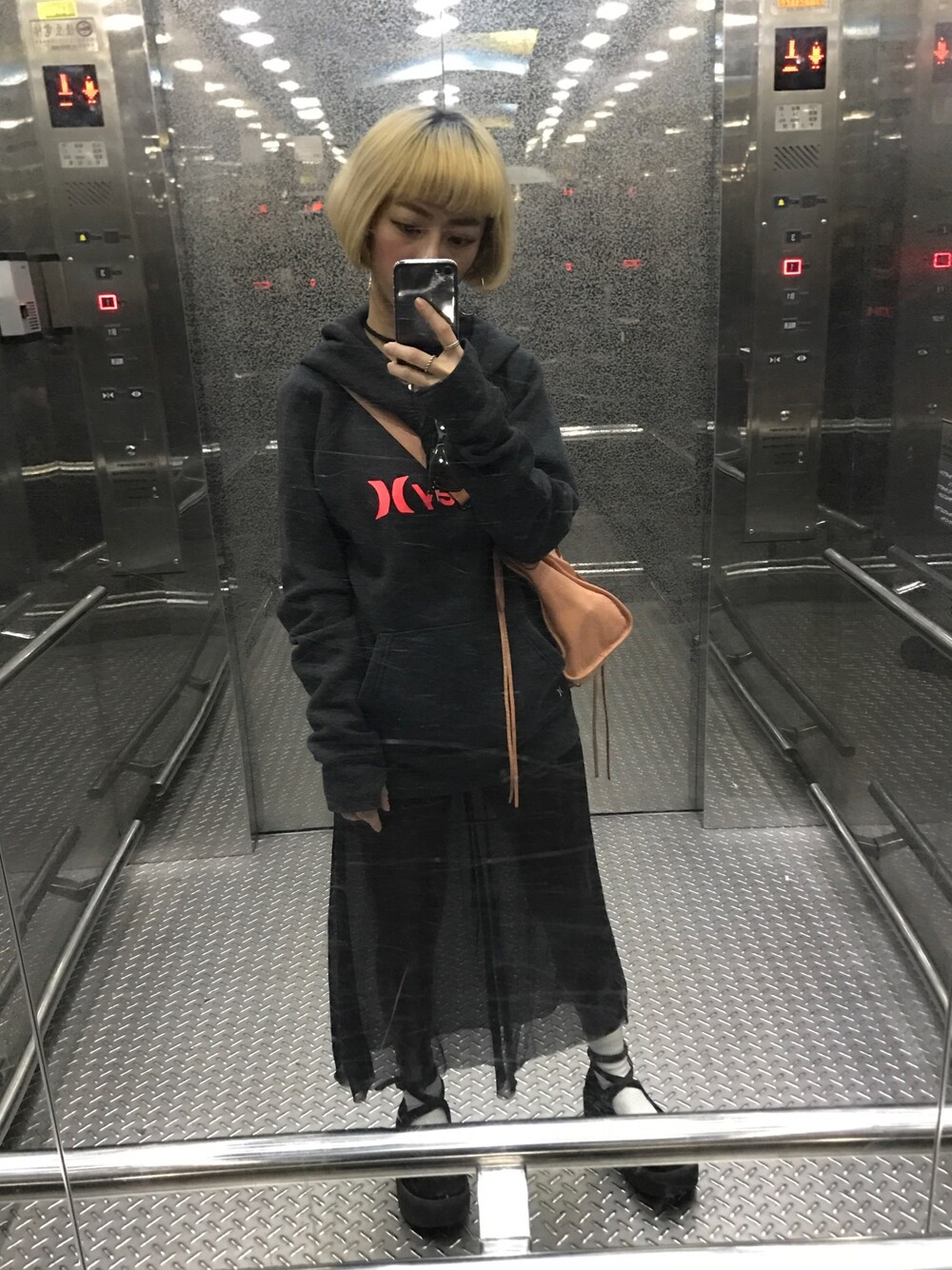 ピンク系のショルダーバッグ、ブラック系のシューズを着用したレディースの秋コーディネートの1枚目の写真