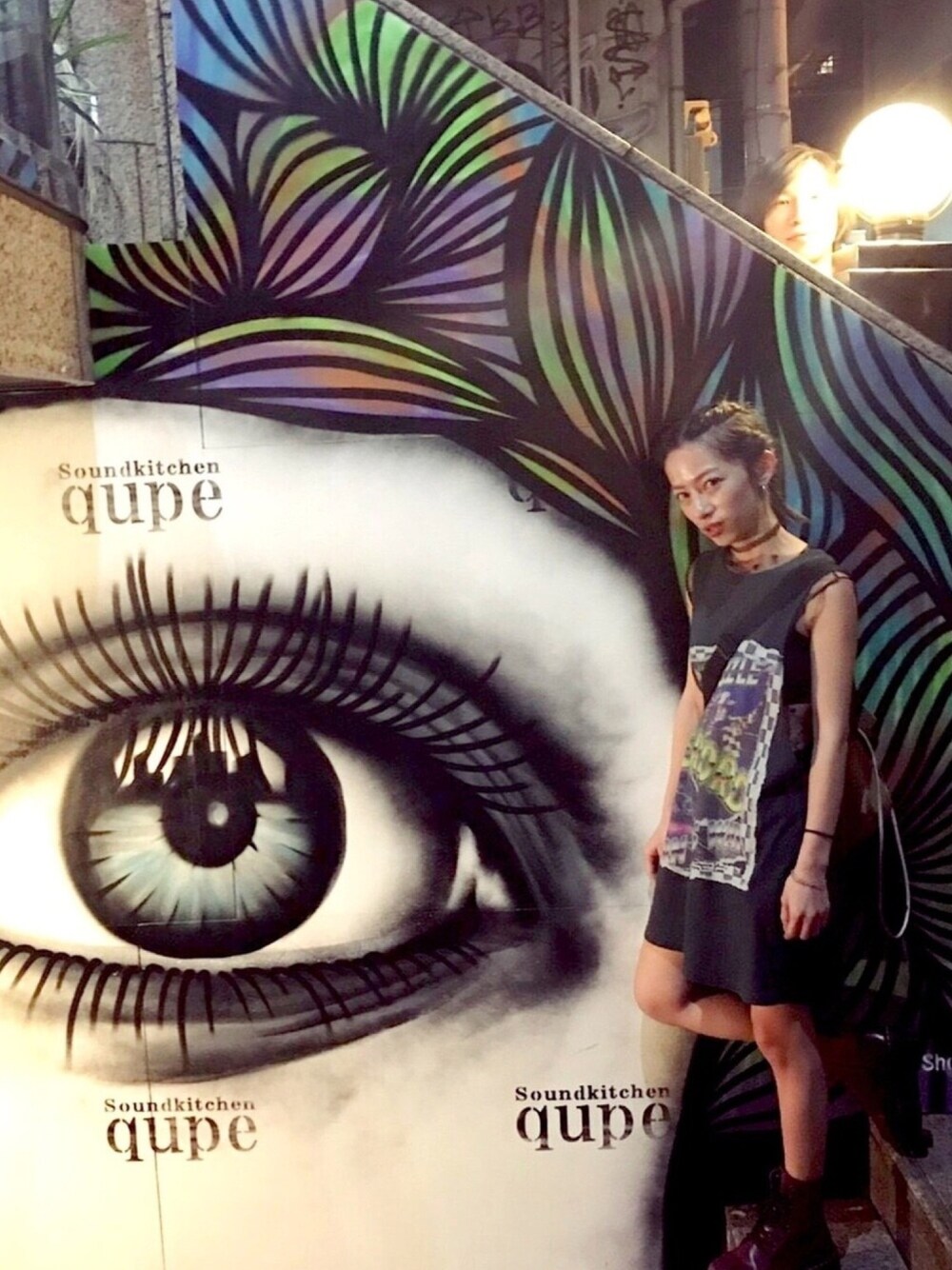 「大阪、osaka、TRIP」｜「way of puzzleのアイテム（ジャンパースカート、ブラック系）」を使った、Minima 蕭さん（レディース・155cm）の秋コーディネートの1枚目の写真
