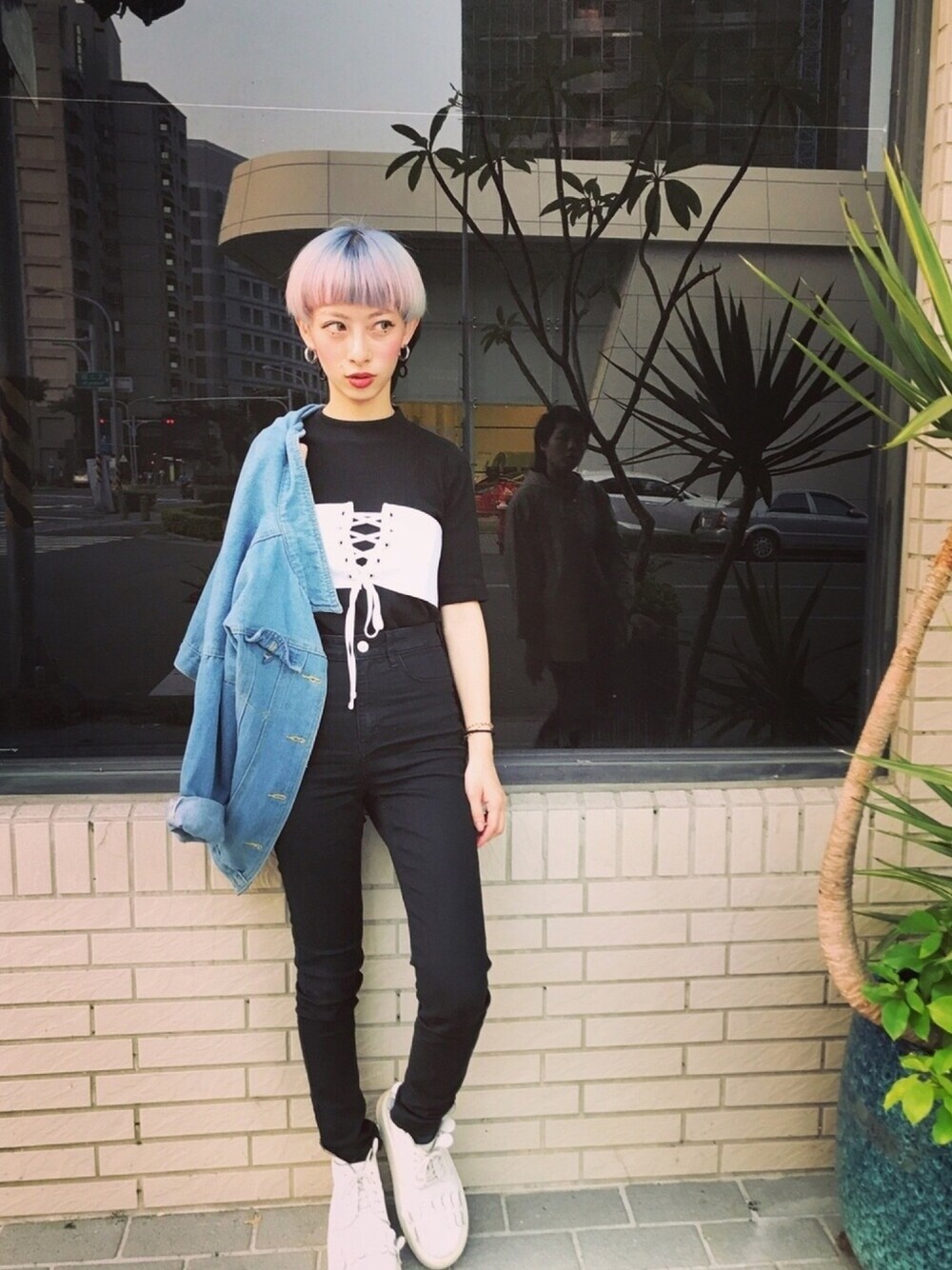 「黑白搭配、馬甲」｜「H&Mのアイテム（その他トップス、ホワイト系）」を使った、Minima 蕭さん（レディース・155cm）の秋コーディネートの1枚目の写真
