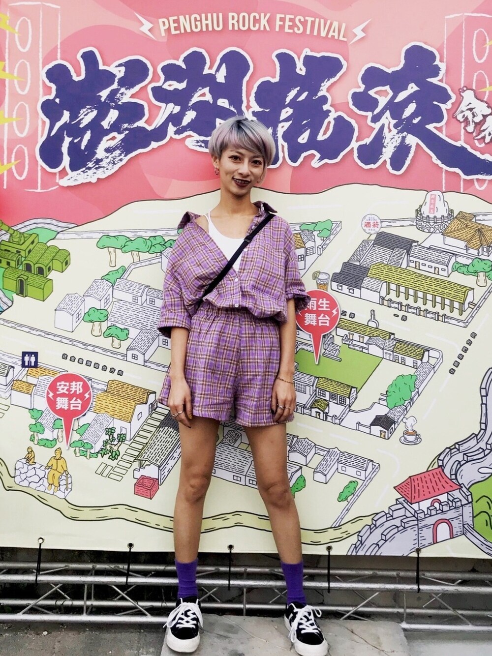 「紫色、格子、套裝」｜「CONVERSEのアイテム（スニーカー、ブラック系）」を使った、Minima 蕭さん（レディース・155cm）の秋コーディネートの1枚目の写真
