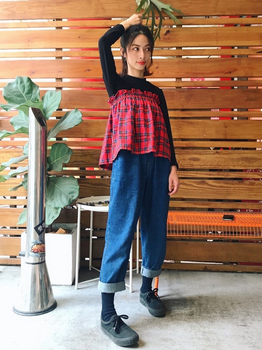 「VANSのアイテム（スニーカー、ブラック系）」を使った、Minima 蕭さん（レディース・155cm）の春コーディネートの1枚目の写真