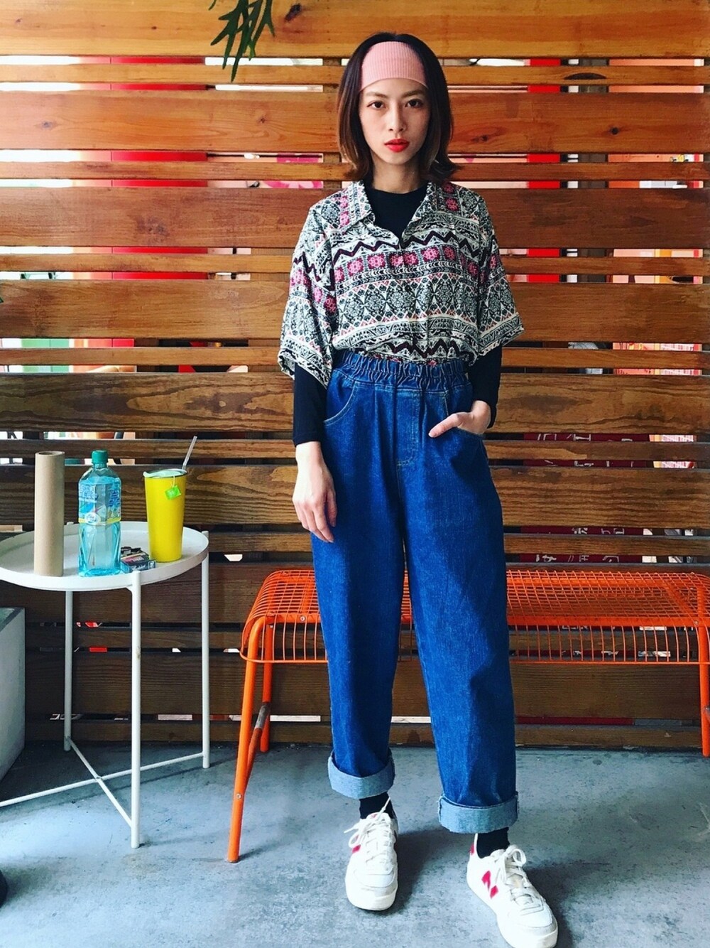 「NEW BALANCEのアイテム（スニーカー、ホワイト系）」を使った、Minima 蕭さん（レディース・155cm）の春コーディネートの1枚目の写真