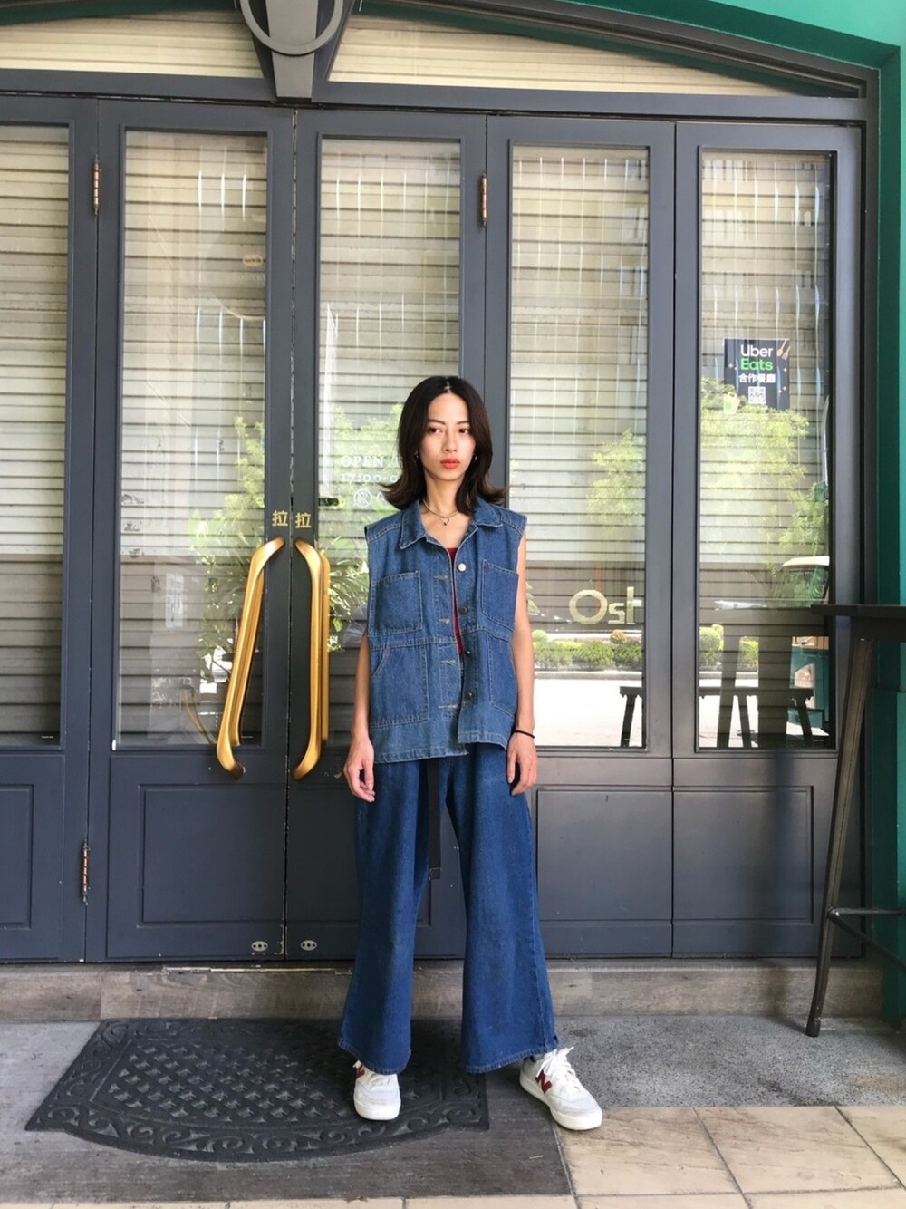 「牛仔褲、背心、牛仔」｜「NEW BALANCEのアイテム（スニーカー、ホワイト系）」を使った、Minima 蕭さん（レディース・155cm）の春コーディネートの1枚目の写真