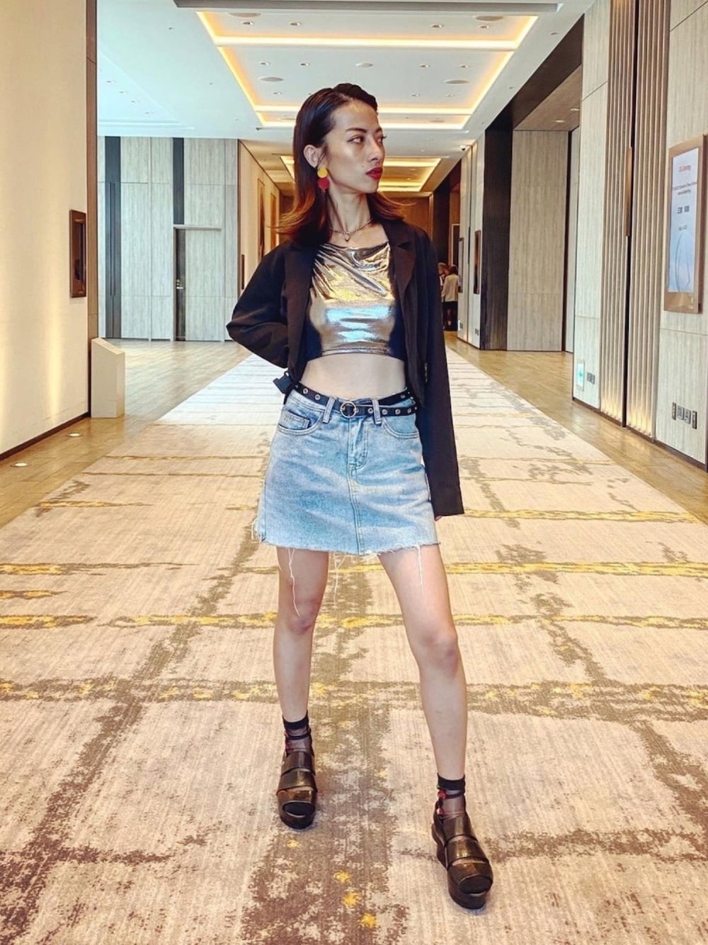 「台灣、宜蘭」｜「H&Mのアイテム（チューブトップ、シルバー系）」を使った、Minima 蕭さん（レディース・155cm）の春コーディネートの1枚目の写真