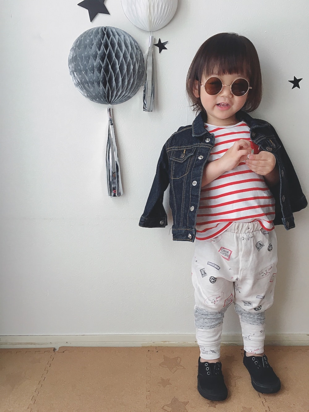「カジュアル、キッズコーデ、キッズファッション、kids、ボーダー、スウェットパンツ、サングラス、kidsfashion、デニムジャケット、おとこのこ」｜「HusHusHのアイテム（デニムジャケット、ブルー系）」を使った、sTm.I✪⍟さん（キッズ・90cm）の春コーディネートの1枚目の写真